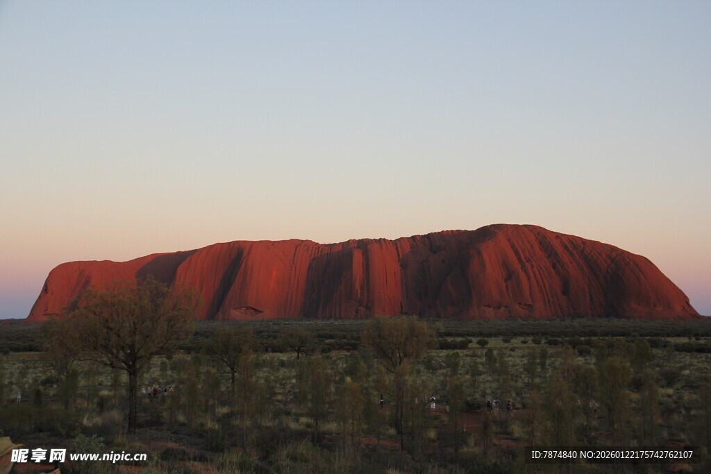 夕阳下的乌鲁鲁巨石