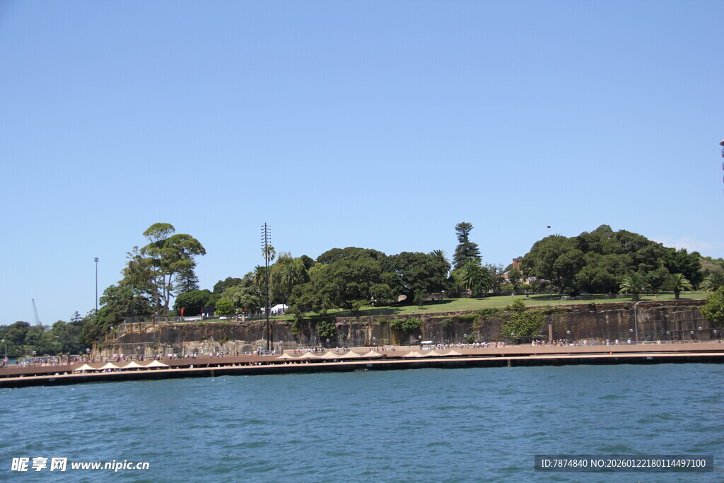 海边古老城墙与葱郁树木
