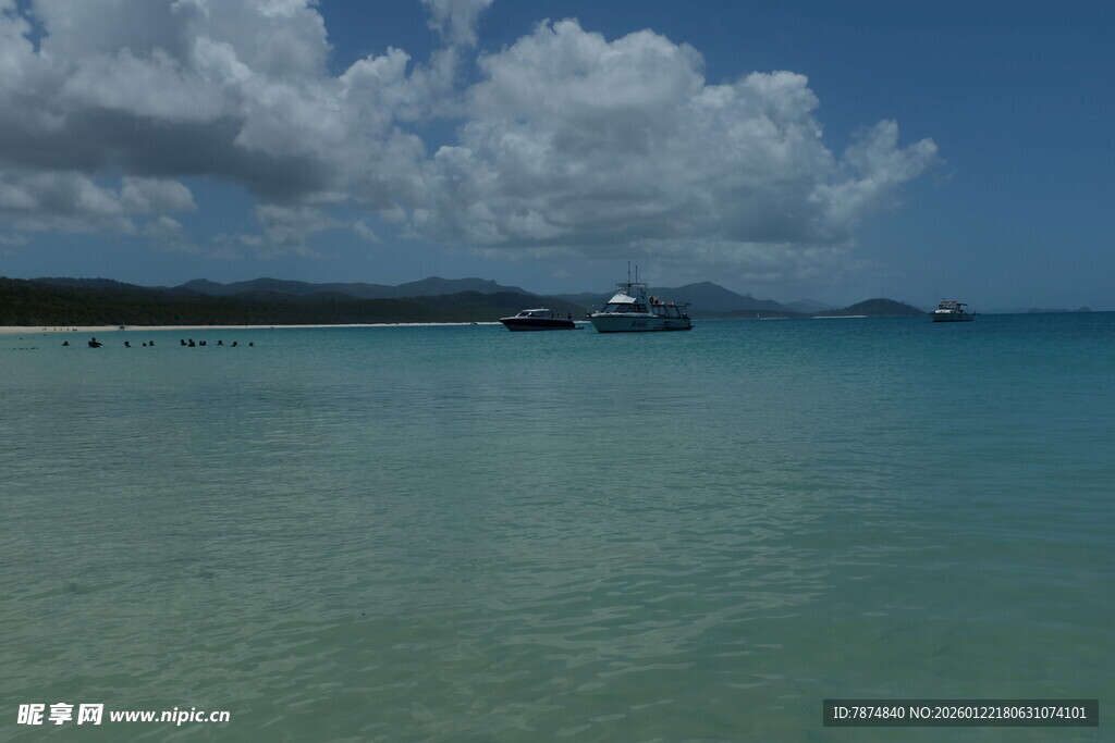 碧海蓝天的美丽海滨风光