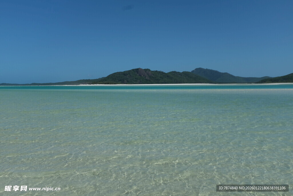 清澈海滩与远处山峦美景