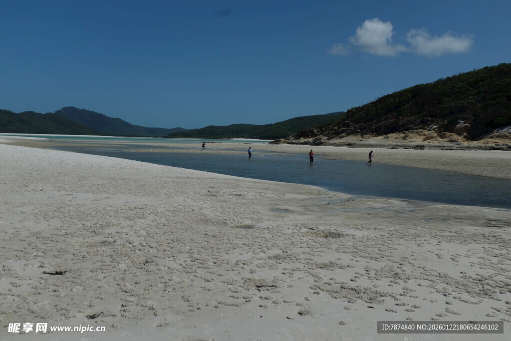 宁静沙滩与远处山峦美景