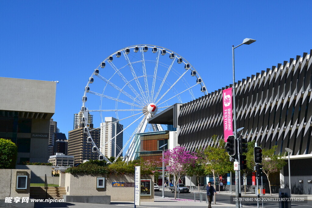 城市中的大型摩天轮景观