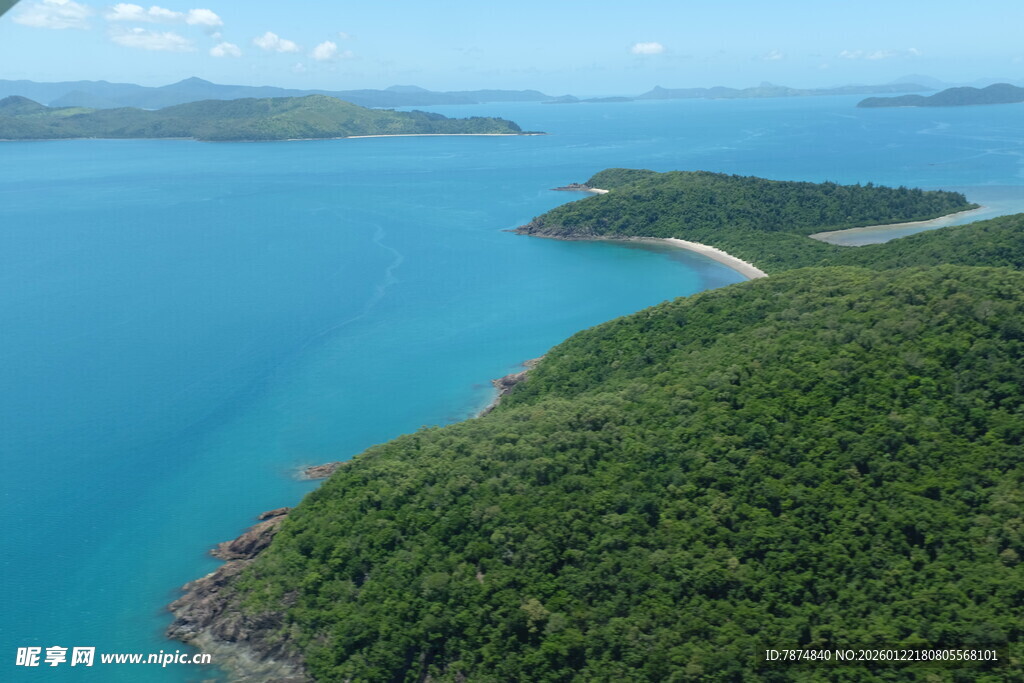 碧海环绕的葱郁海岛