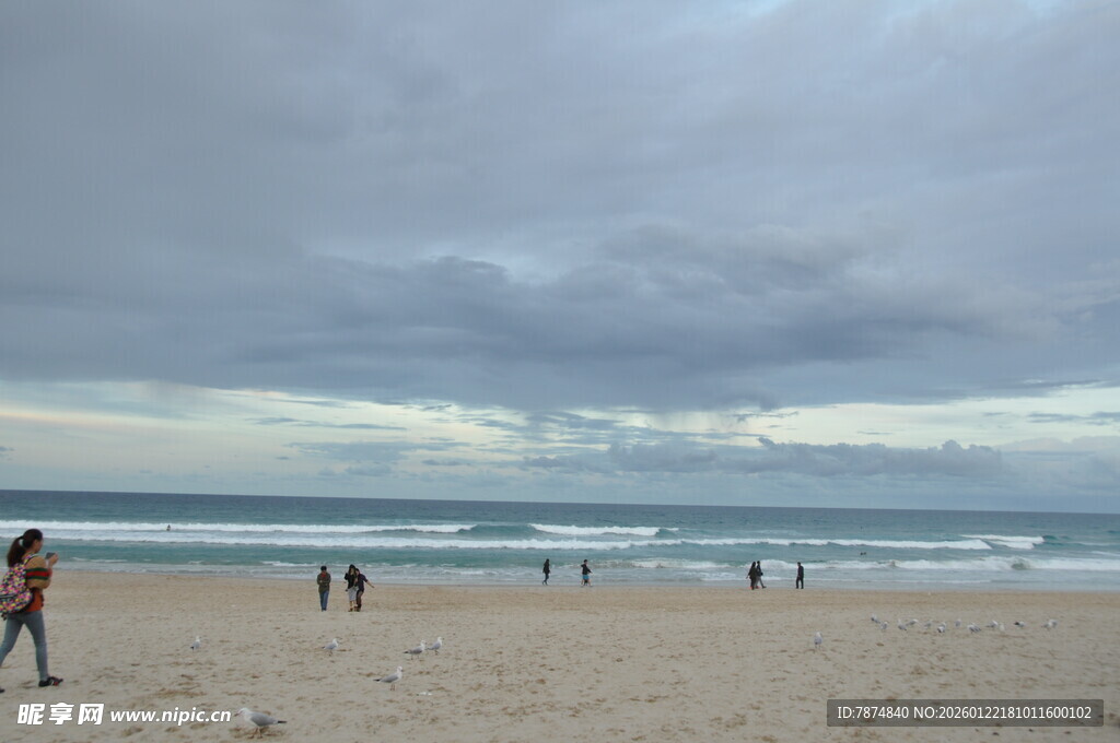 海边漫步 享受悠闲时光