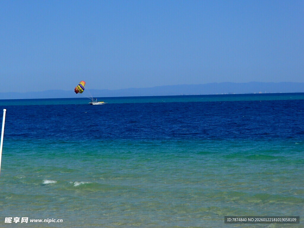 碧海蓝天中的海上景象