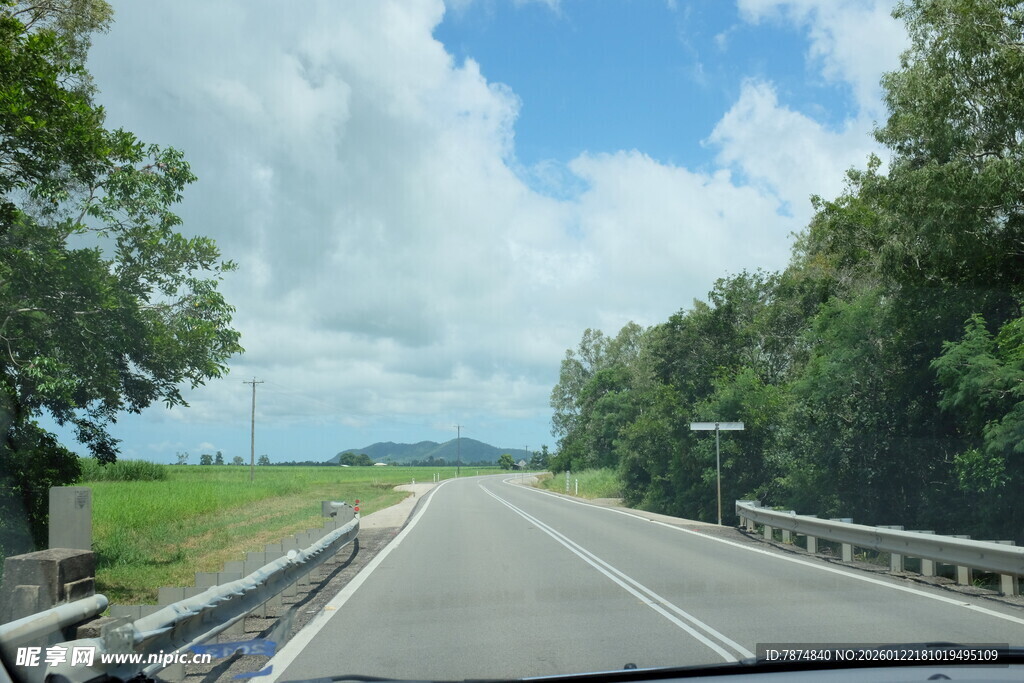 公路风景 绿树蓝天相伴
