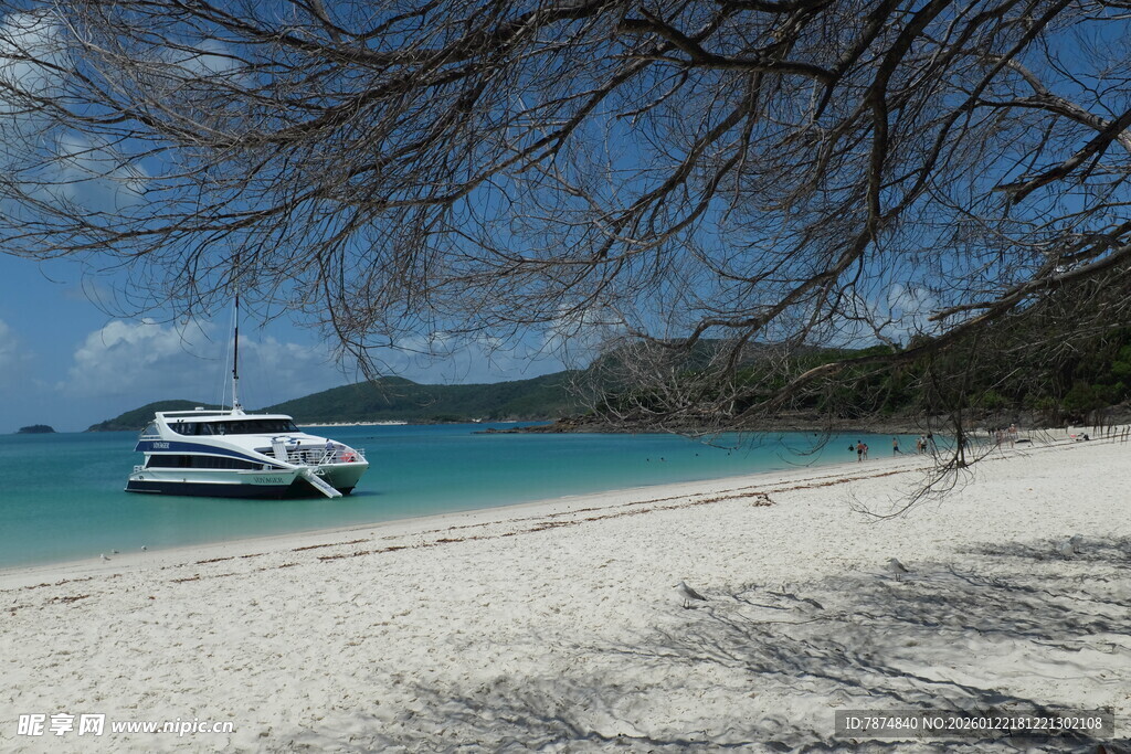 美丽海滩上的白色游艇