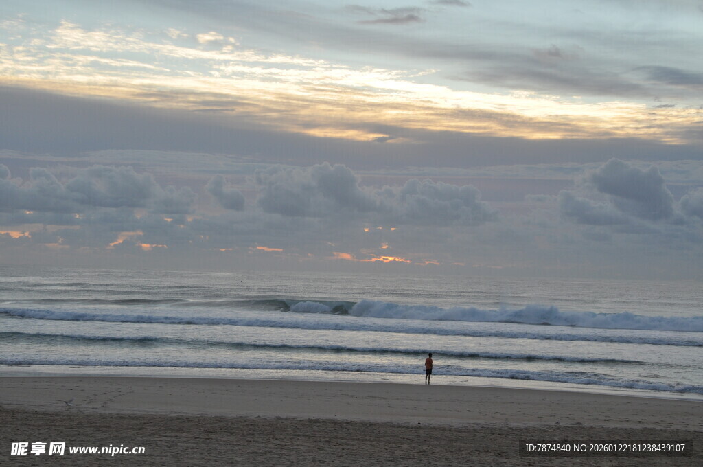 黄昏下的孤独海滩身影