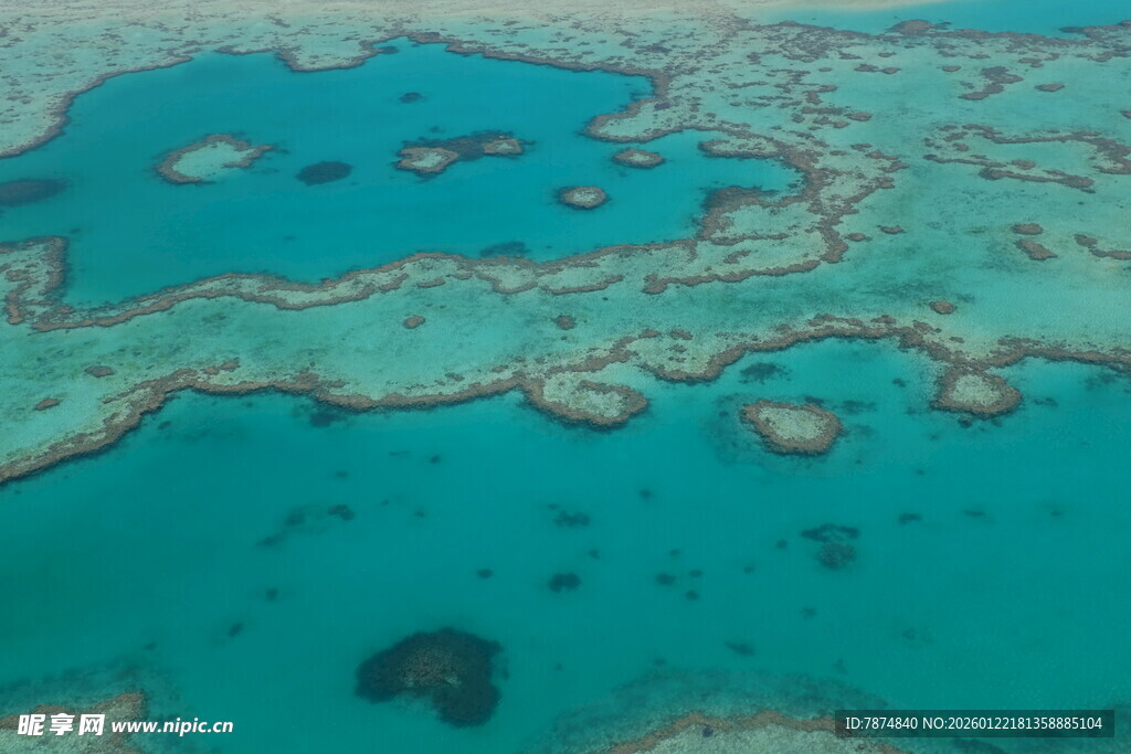 俯瞰美丽的蓝色珊瑚礁