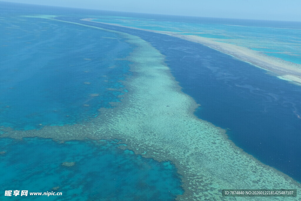 俯瞰美丽的海洋珊瑚礁