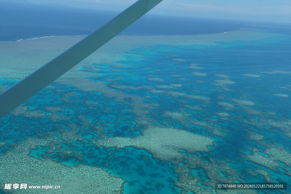 俯瞰蔚蓝海洋中的珊瑚礁