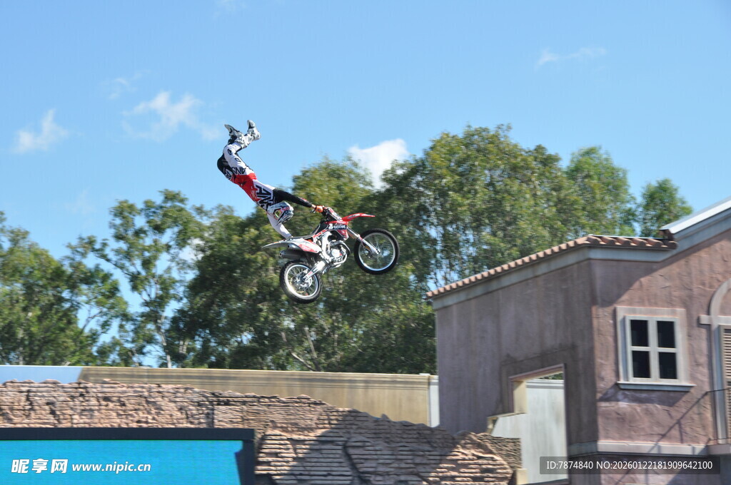 摩托车手空中特技表演