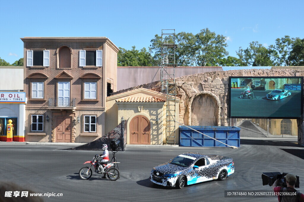 城市赛道上的摩托车与赛车