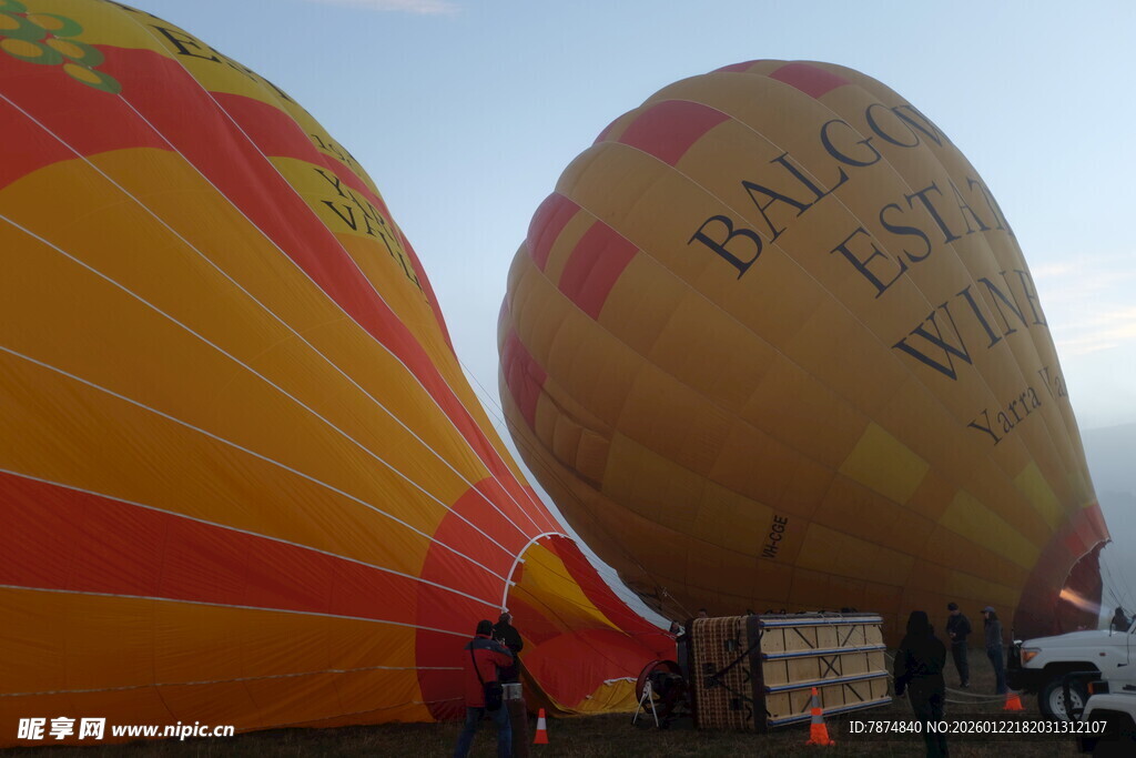 多彩热气球准备升空