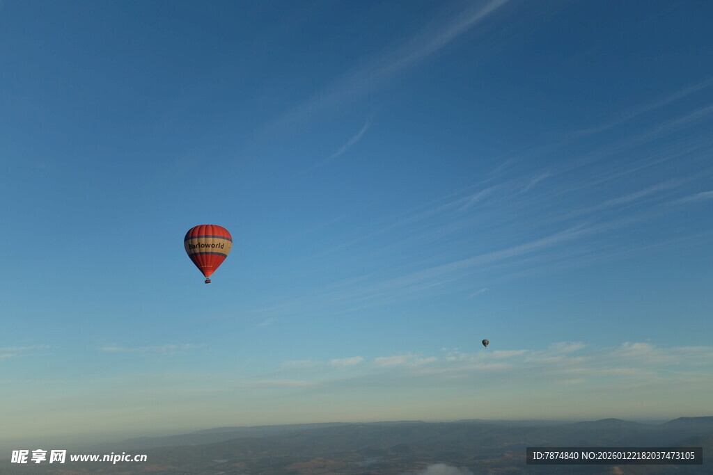 天空中翱翔的彩色热气球
