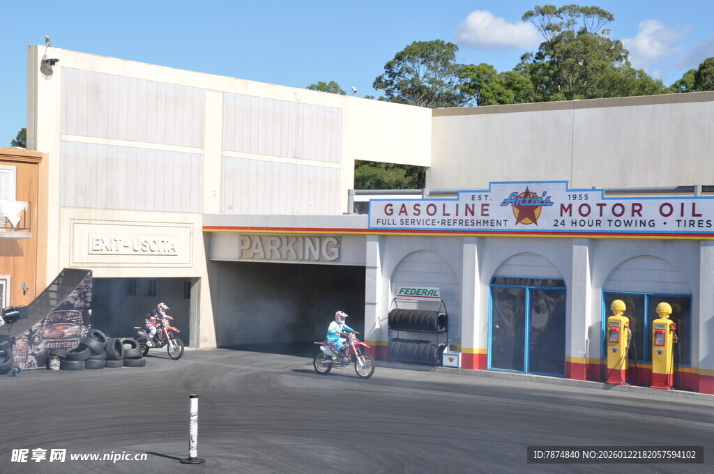 街边特色建筑与行人景象