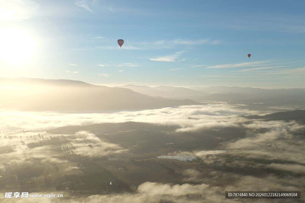 云海之上的滑翔伞飞行