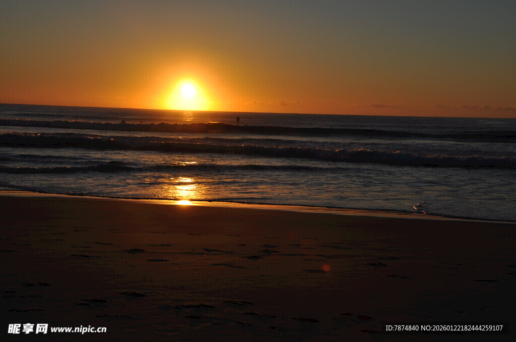 夕阳下的海边美景