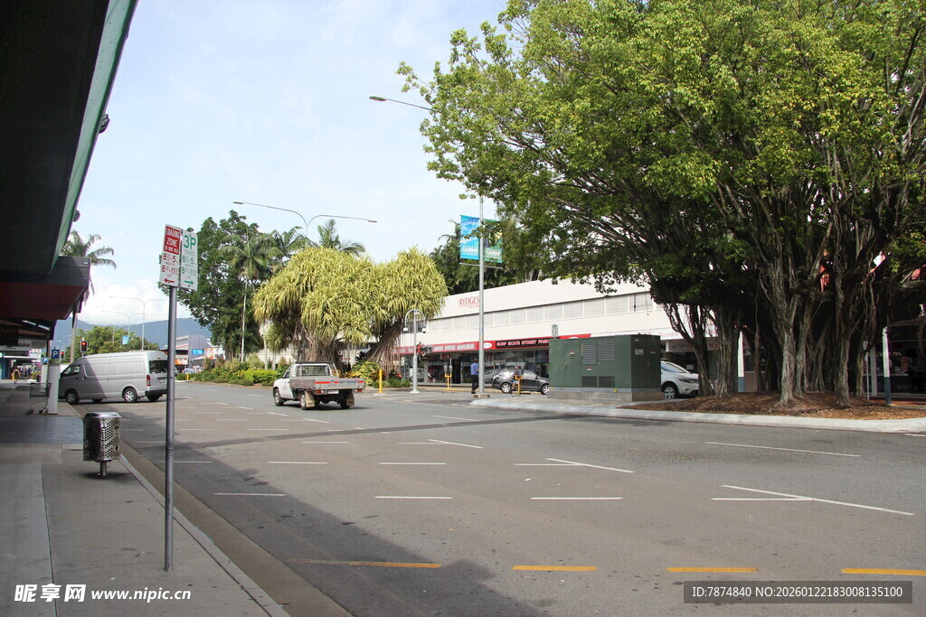 小镇街道的宁静日常