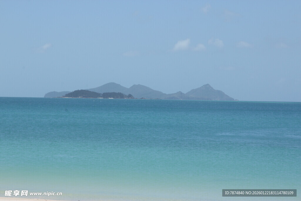 碧海蓝天中的远方岛屿