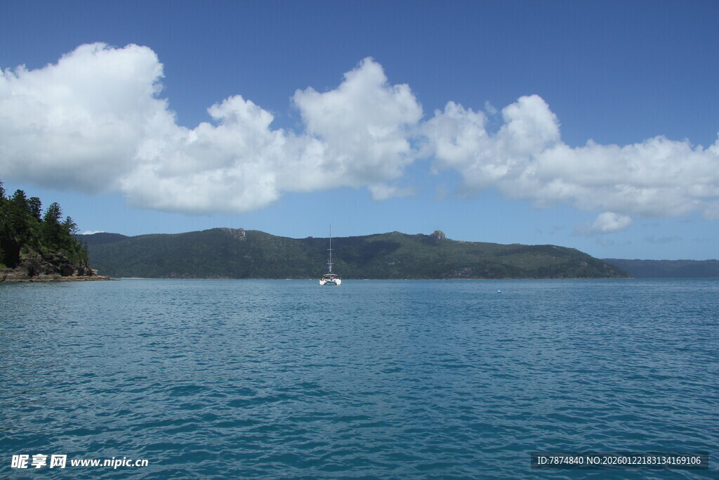 碧海蓝天中的宁静海岸线