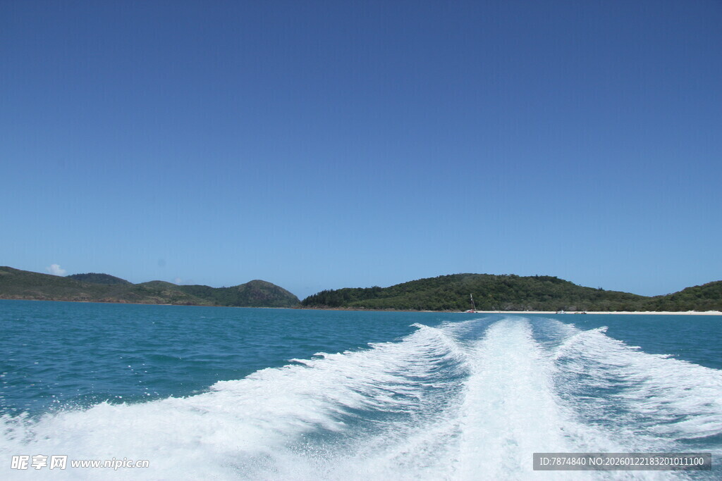 海上行舟激起白色浪花