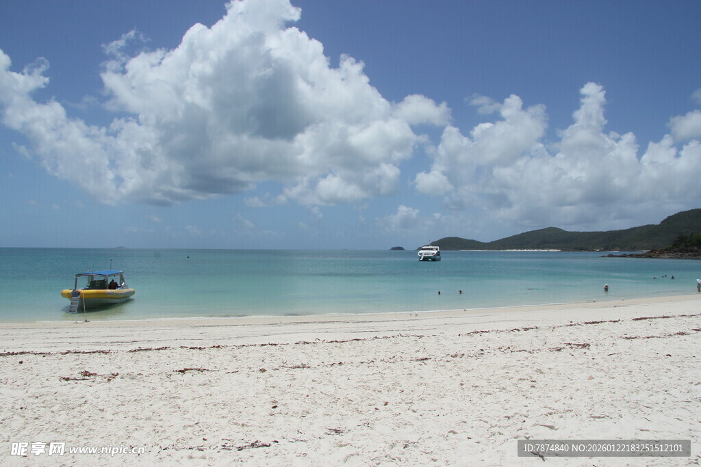 美丽海滩与海上小船