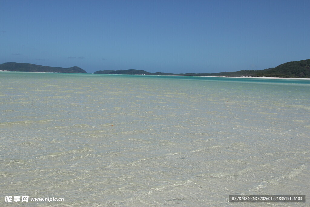 纯净海滩与远方岛屿美景