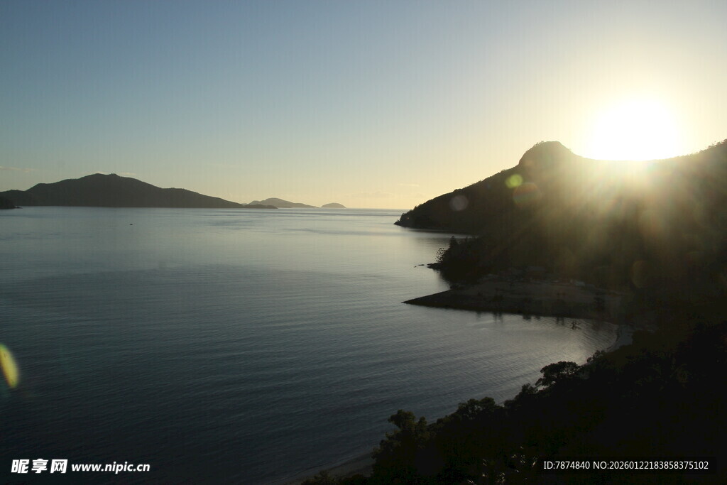 日出时分的湖山美景