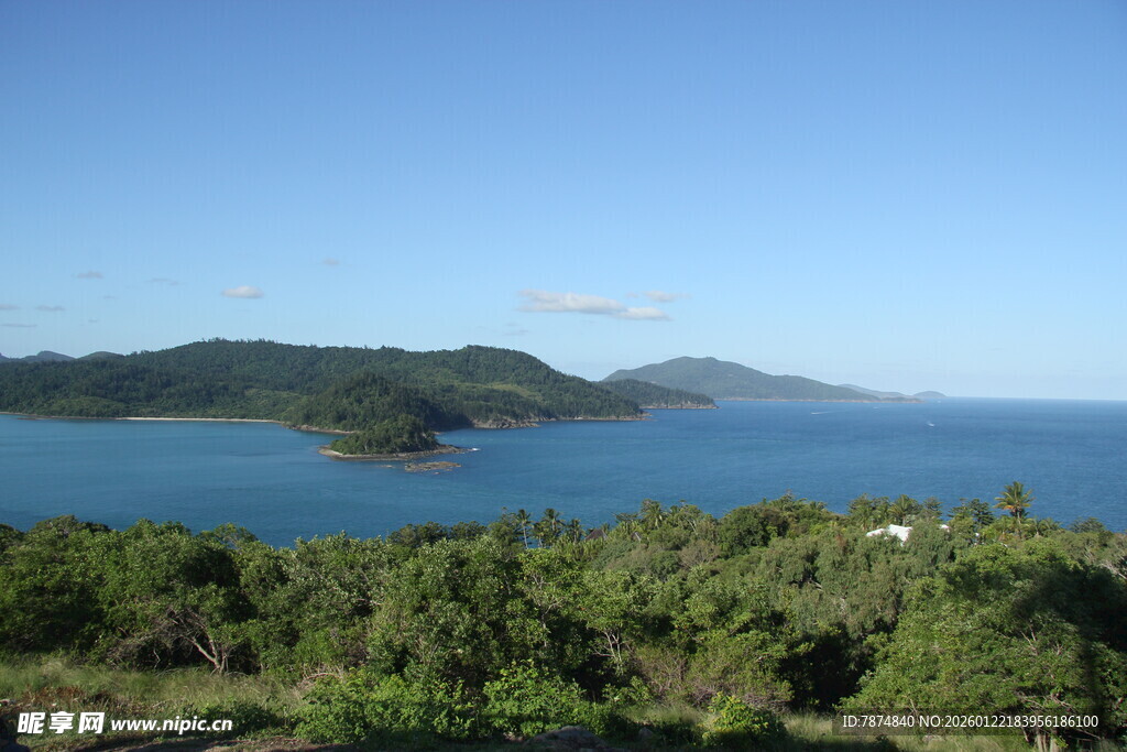 海滨绿意盎然的秀丽风光