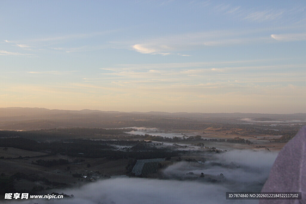 雪后山间日出美景