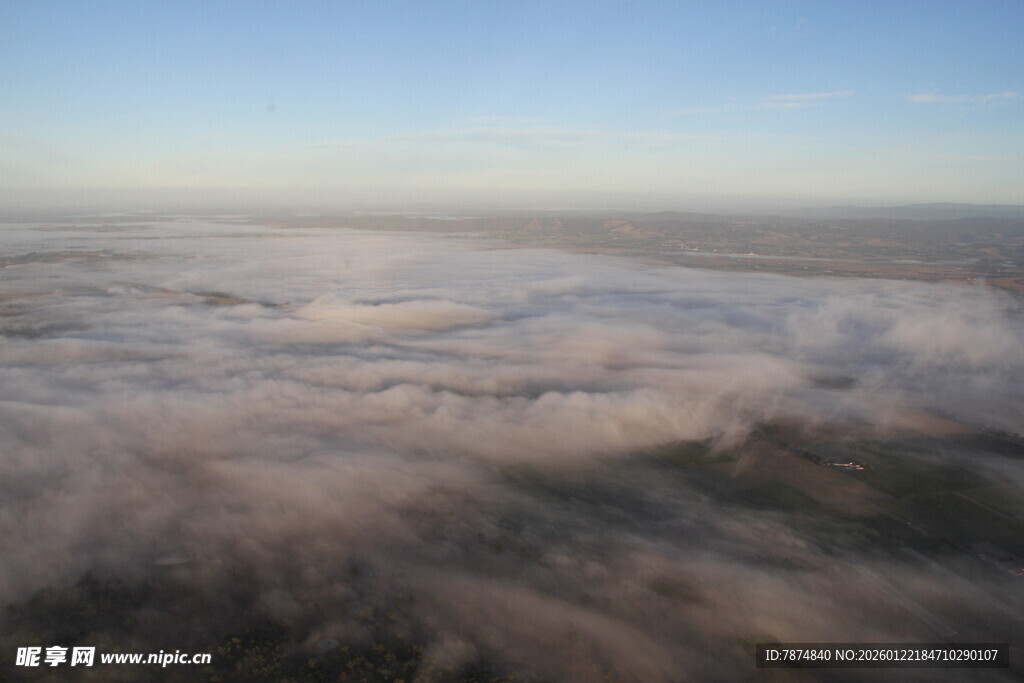 高空俯瞰云海壮丽景观