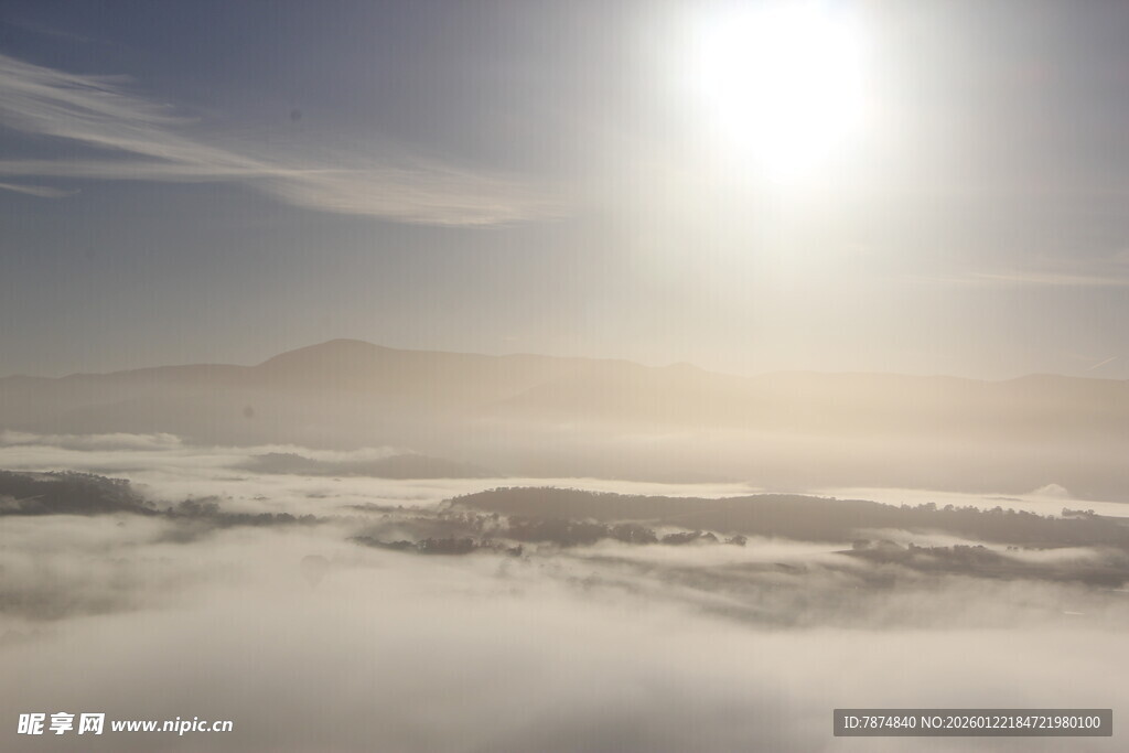 云海之上的耀眼阳光