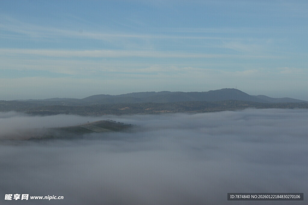 云海之上的山峦美景