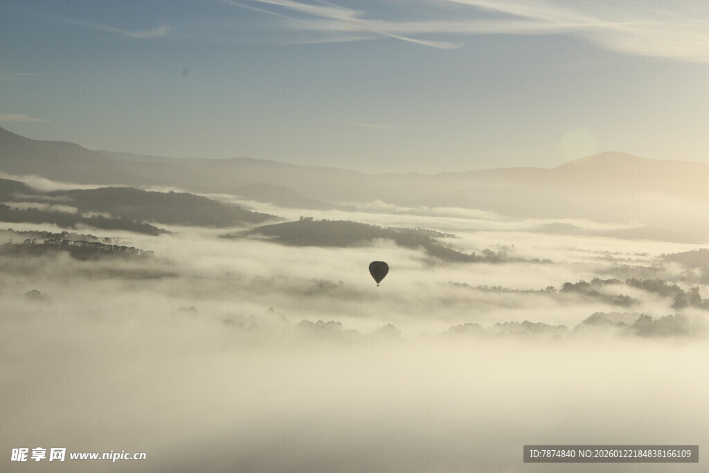 云海之上的孤独热气球