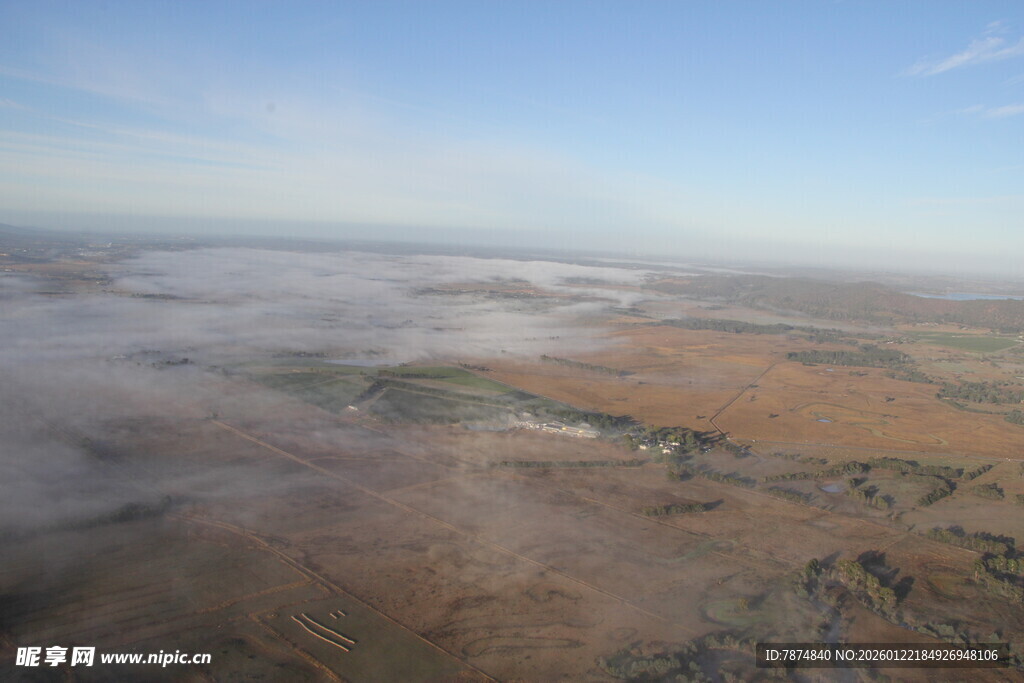 俯瞰云海下的广袤大地