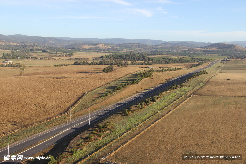 航拍广袤田野中的公路