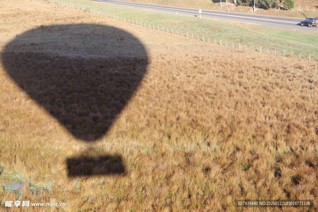 田野上的热气球影子