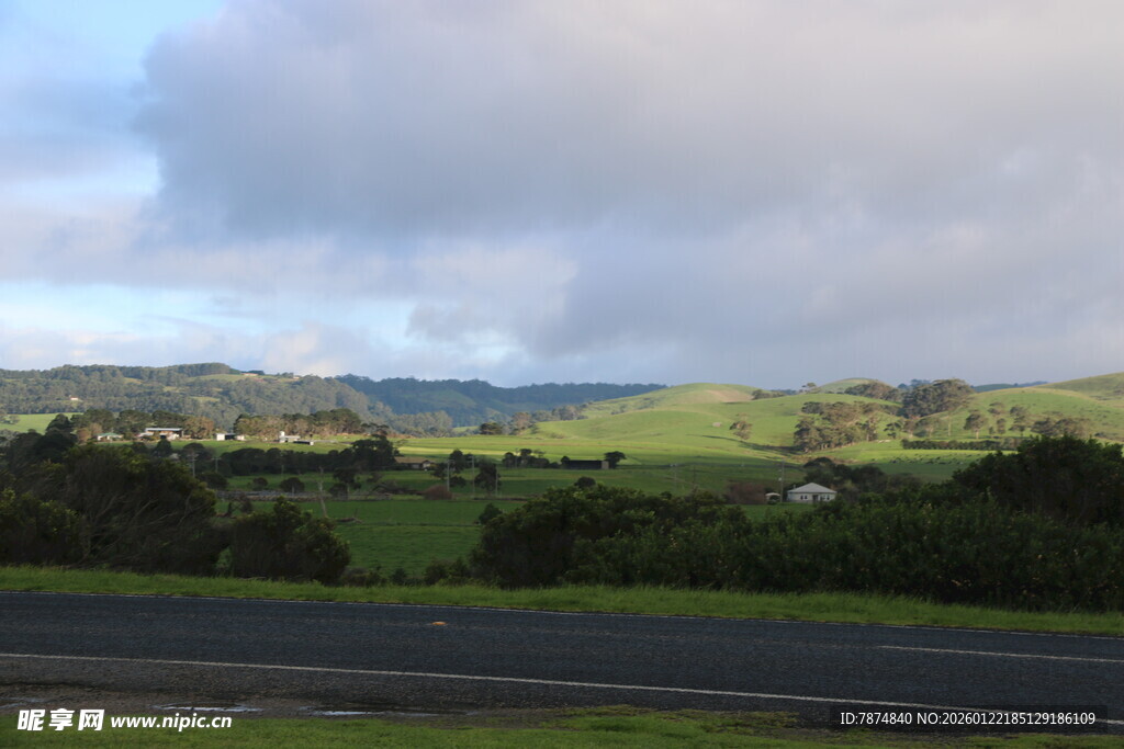 公路旁的田园风光美景