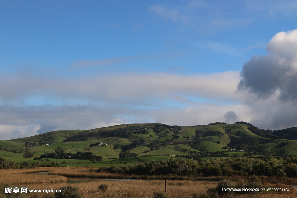 蓝天白云下的山丘风景