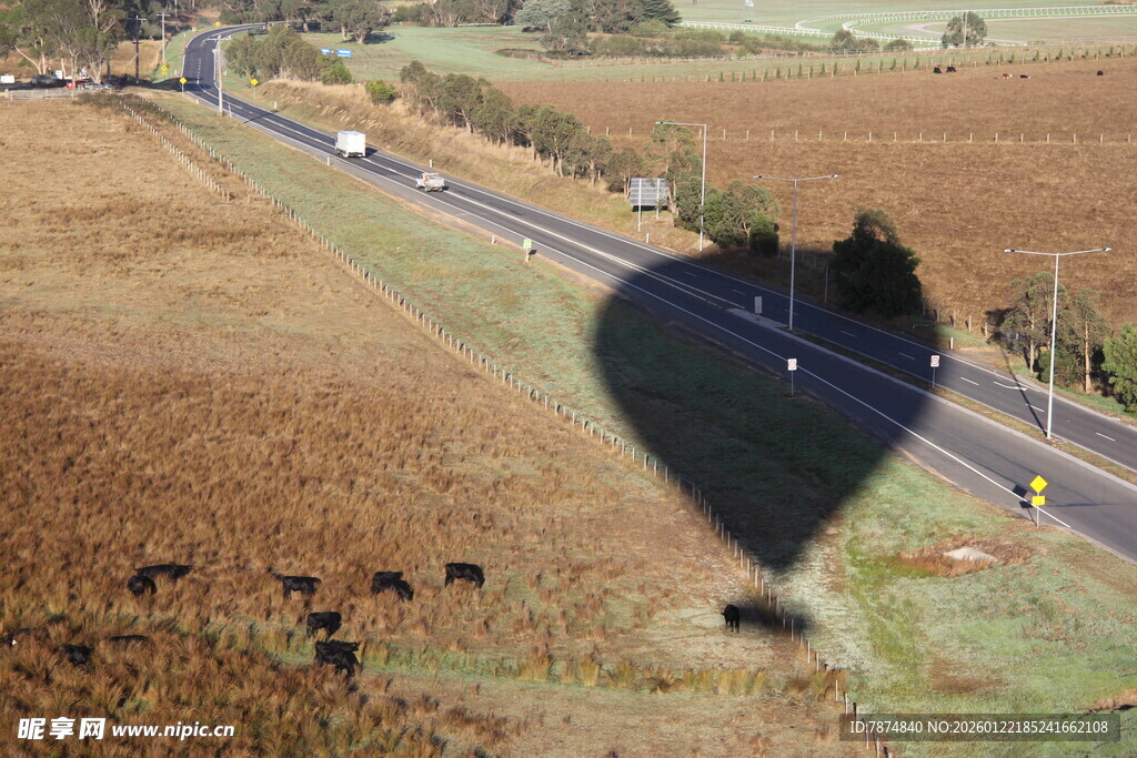 公路上空热气球飘飞景象