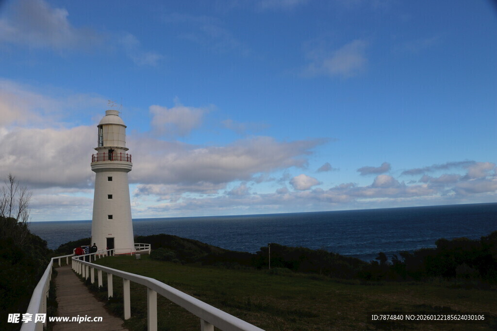 海边灯塔与观景木栈道