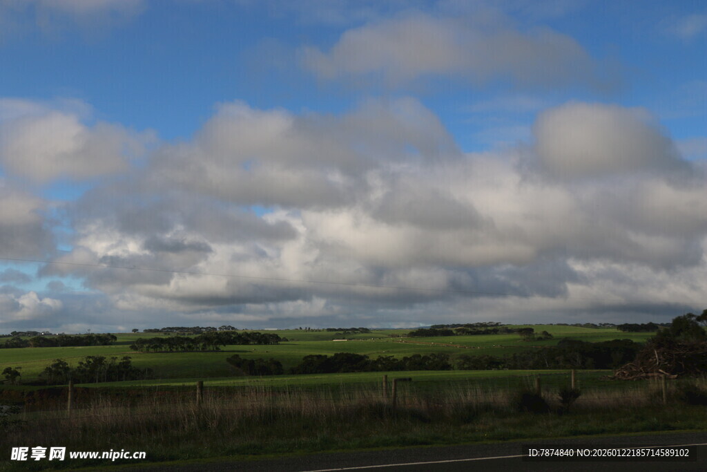 广阔田野上的蓝天白云