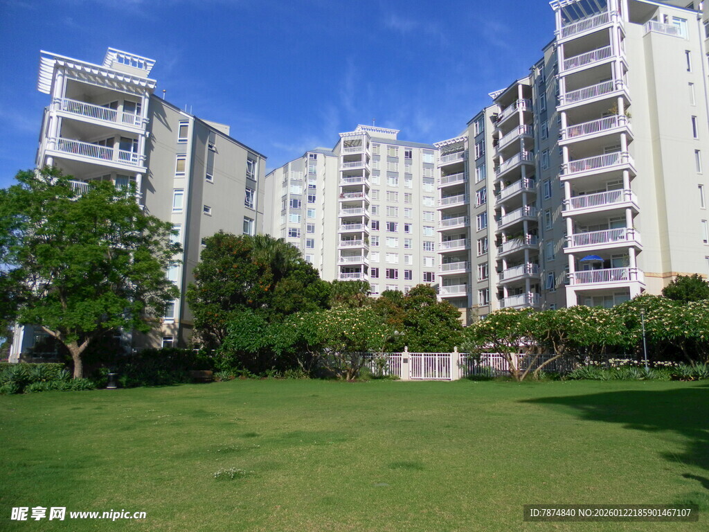 现代小区的开阔绿地景观