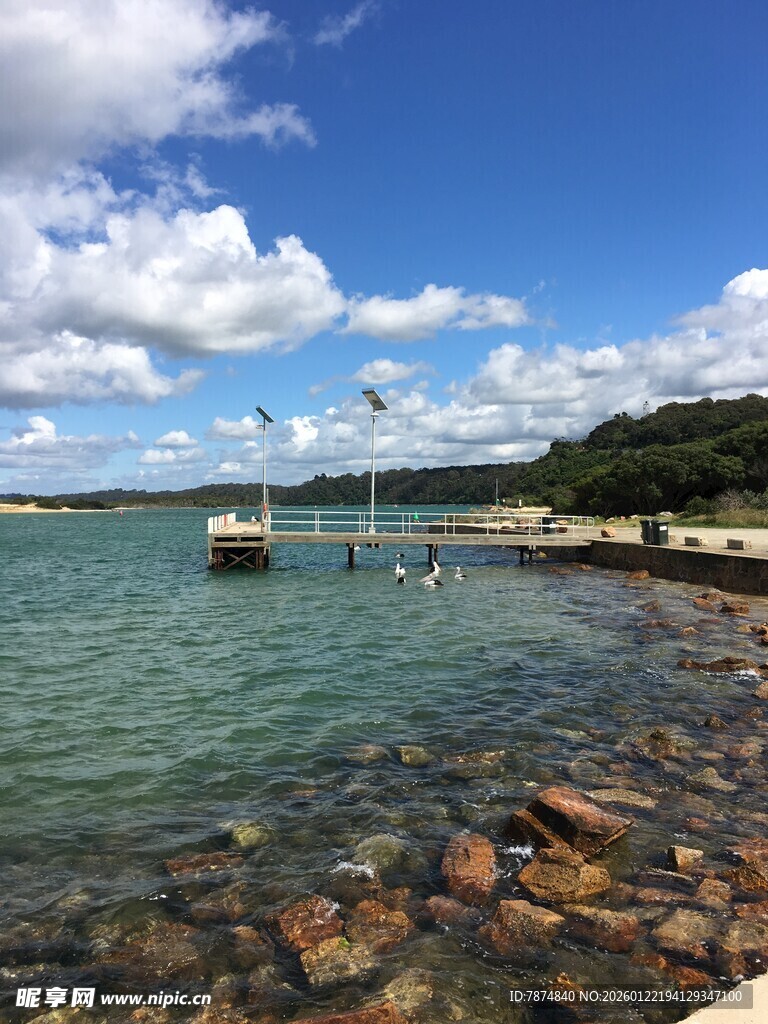 海边美景 清澈海水与礁石