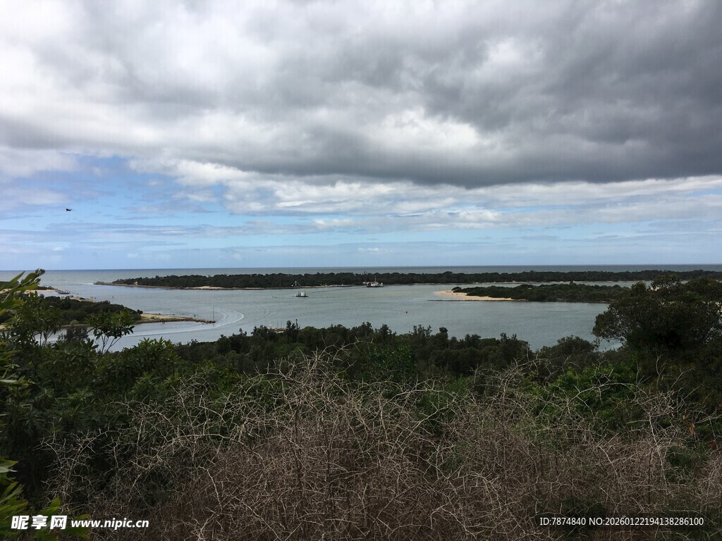 俯瞰湖光山色的自然美景
