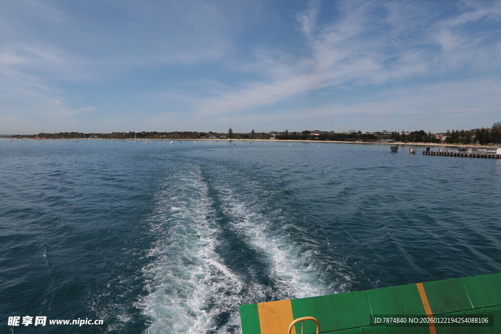 乘船赏景碧波上