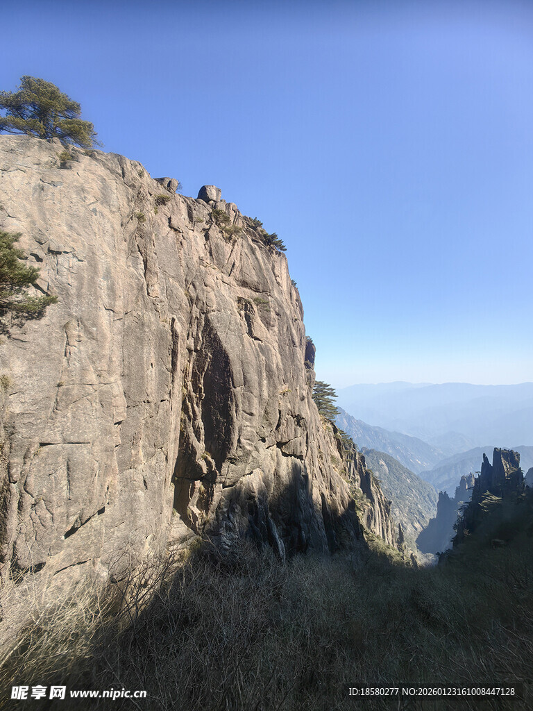 黄山陡峭悬崖壮丽自然景观