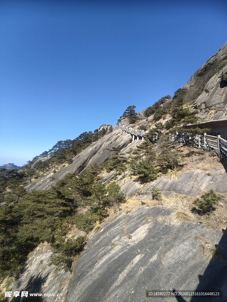 黄山山间悬崖栈道风景