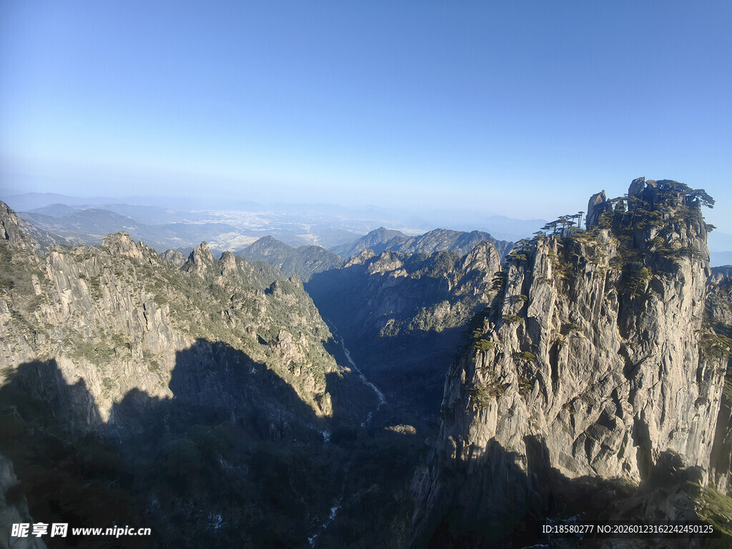 黄山壮丽巍峨的高山景观
